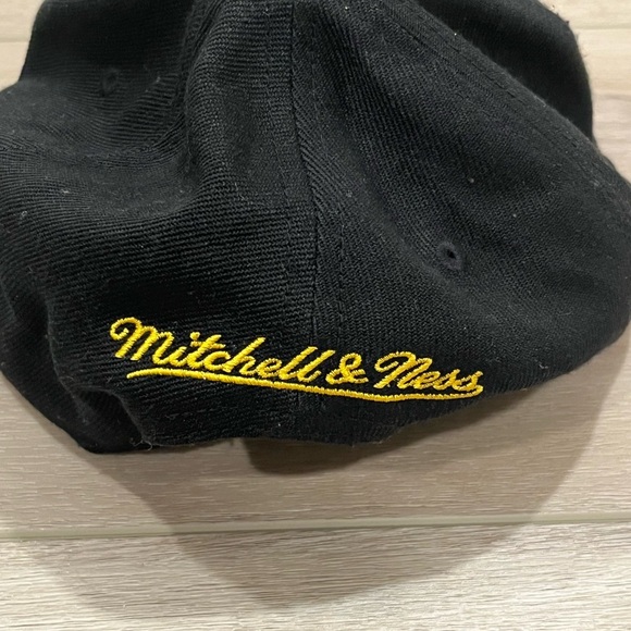 Mitchell & Ness Los Angeles Lakers Core Basic HWC Black Adjustable Snapback Hat - Picture 3 of 6